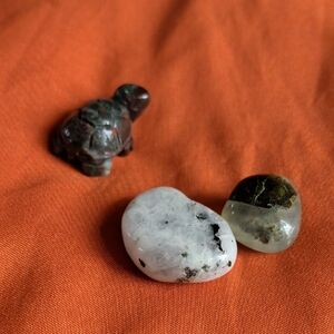 Tumbled Crystals Trio - White, Green, Dark Red Turtle